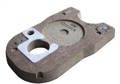 BOSCH Wärmeschutzplatte in rechteckiger Form, gefertigt aus einem wärmeisolierenden Material, mit Bohrungen und Ausschnitten zur Montage.